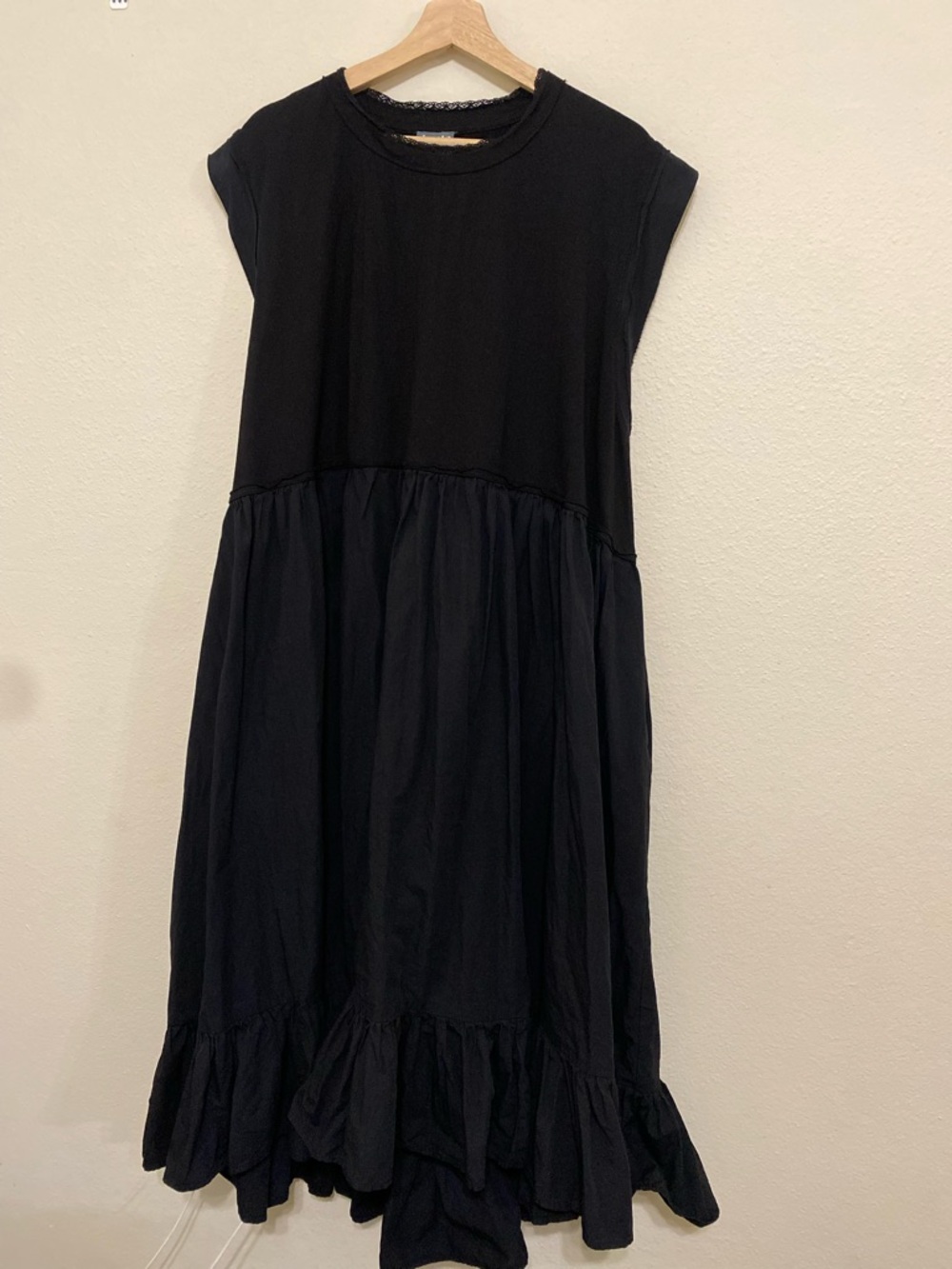 ARULA B Black Sleeveless Ruffled Hem Dress with pockets